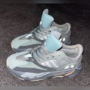 Stylish Gray Youth Sz 6.5 Women’s Sz 8
